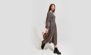 garota em fundo branco usando vestido longo