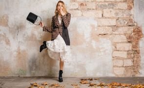 mulher loira usando look de bota cano curto com vestido