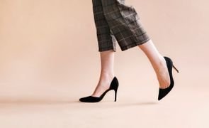 mulher usando salto alto